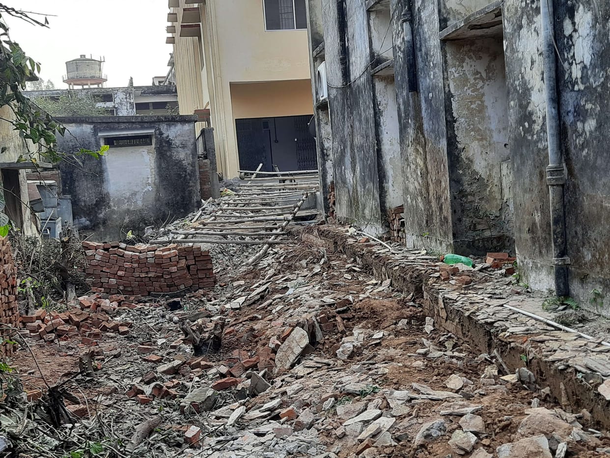 Breaking the boundary of the girl's school is being captured
