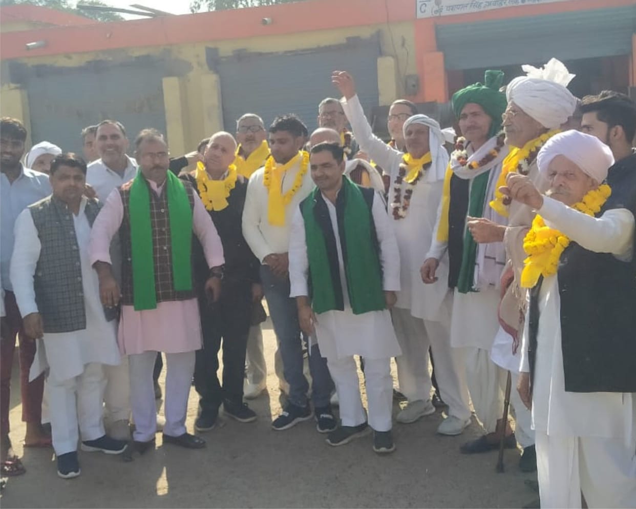 Mathura: Farmers welcomed after returning home with a passionate heart