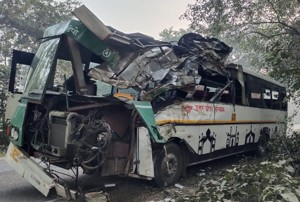 A bus clashed to a tree in Gosaiganj in Sultanpur.