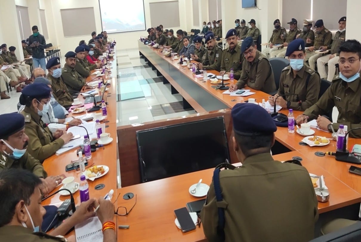 Indore Commissioner's first meeting: Police will start a big campaign against drugs, helpline number will be issued on which complaint can be made