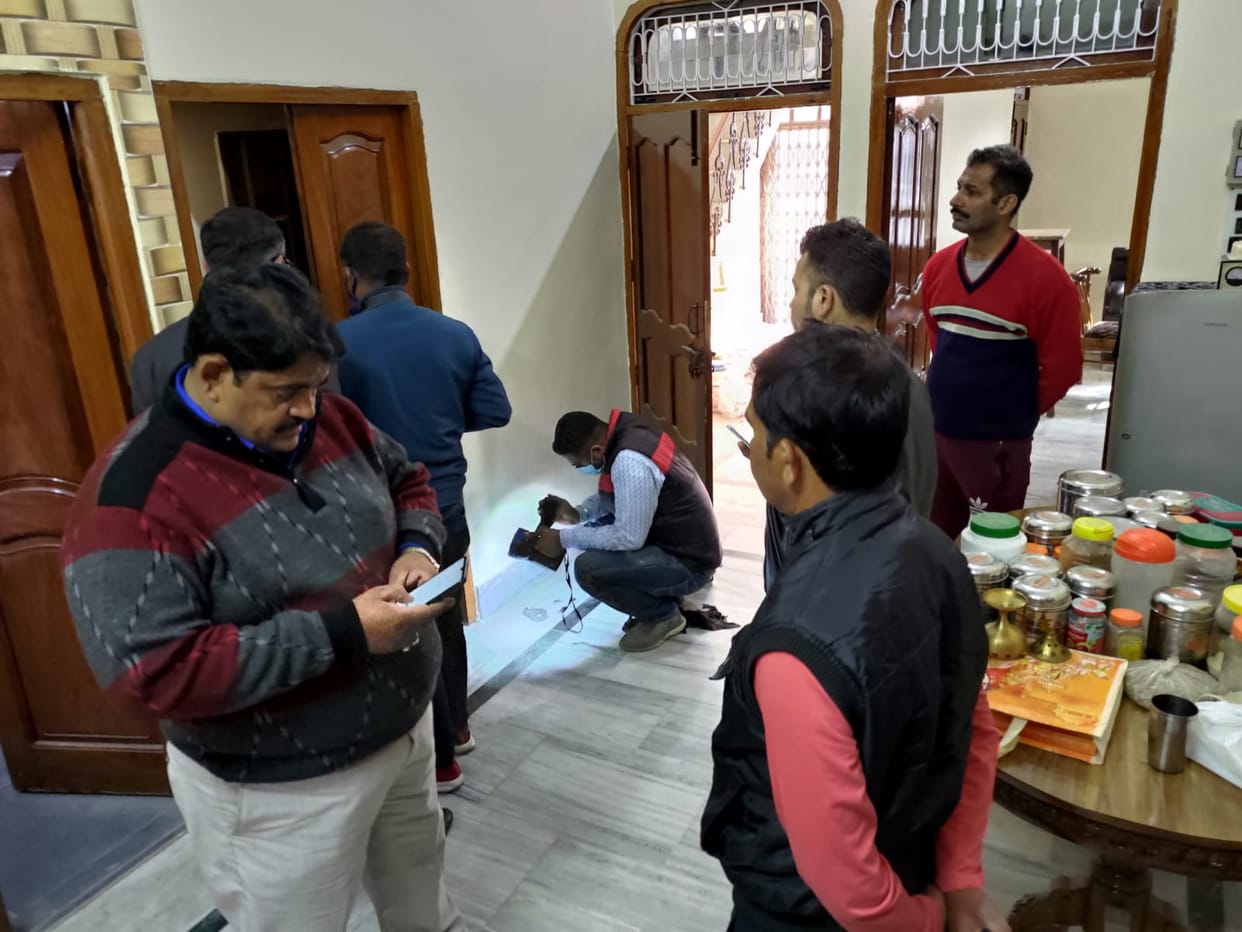 Cash-jewelry theft by breaking the locks of the teacher's house