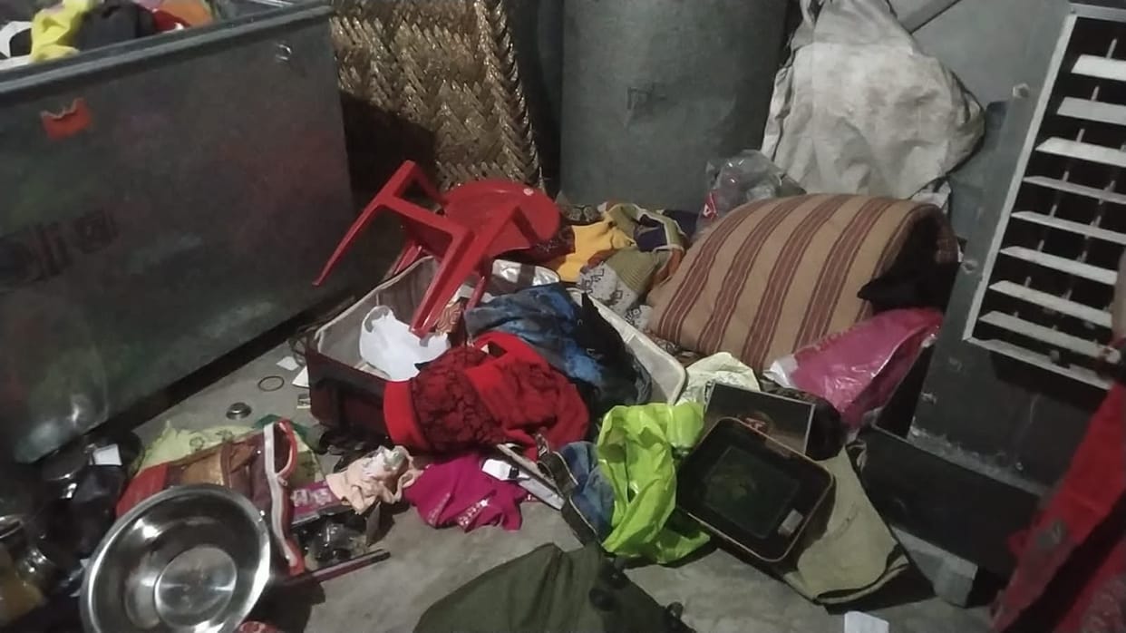 Stole jewelery cash worth seven lakhs by breaking the locks of the house