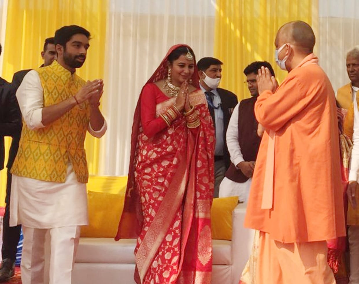Chief Minister Yogi reached Basauli, blessed the son and daughter-in-law of MP