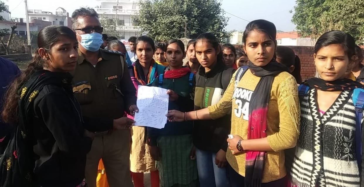 Girls blocked Bhiwani-Hansi road for buses