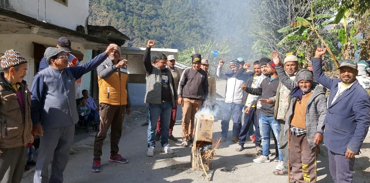 effigy of communication companies burnt in chami