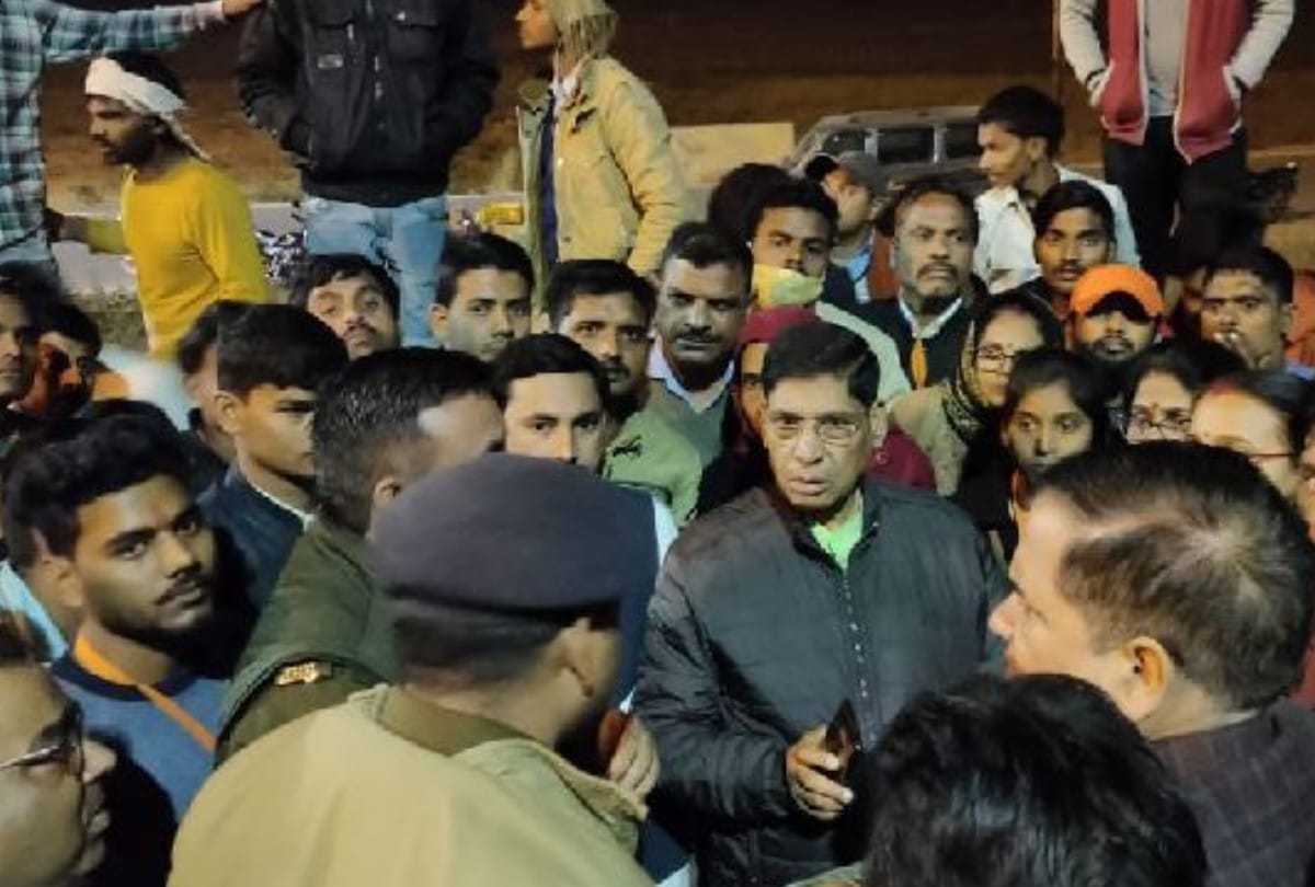 BJP Workers create ruckus after stopping the bus at toll plaza in Agra