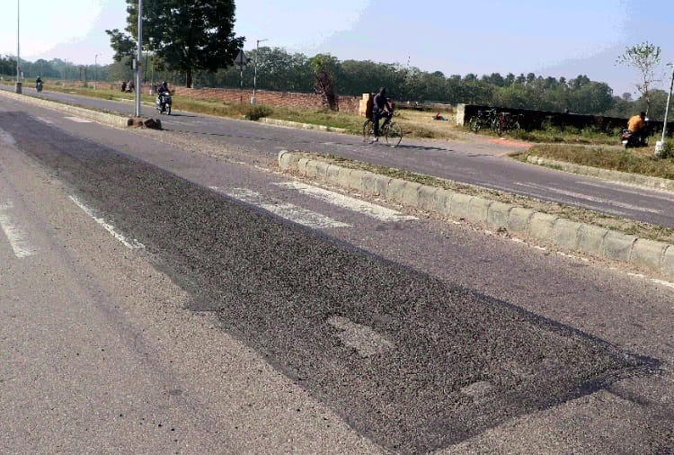 Road in Chandigarh Sector-25 was repaired but started breaking after three days