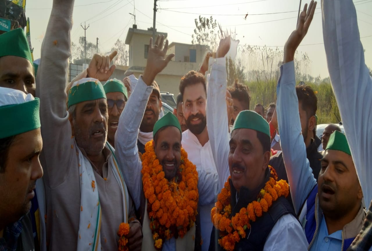 Farmers return home: farmers of Uttarakhand returned from the movement, flowers showered on the border, danced on DJ, photos