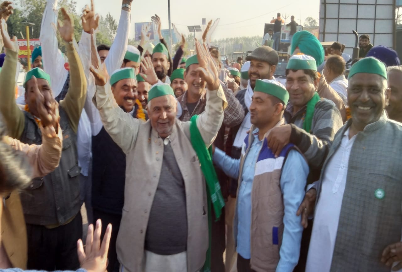 Farmers return home: farmers of Uttarakhand returned from the movement, flowers showered on the border, danced on DJ, photos