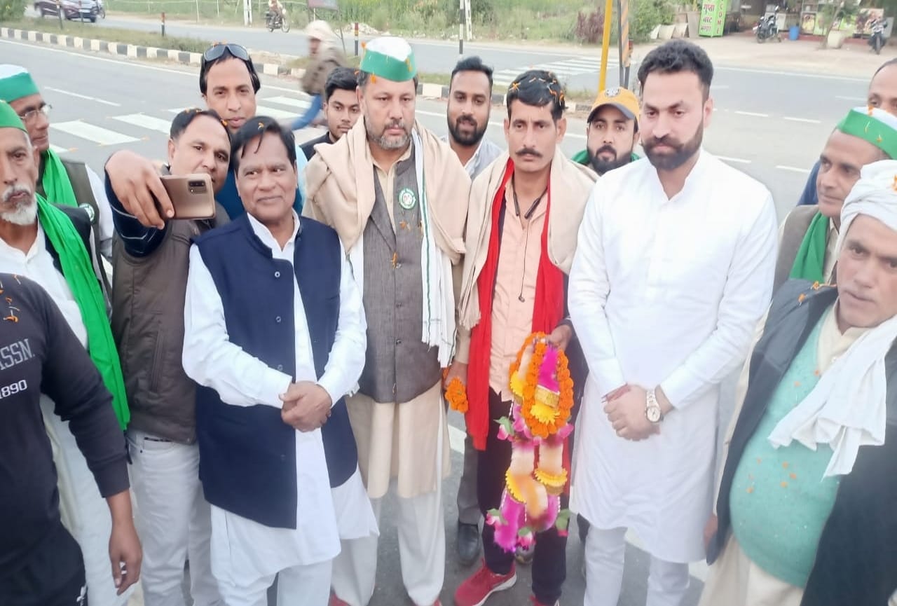 Farmers return home: farmers of Uttarakhand returned from the movement, flowers showered on the border, danced on DJ, photos