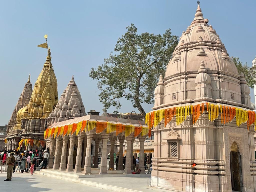 Permission to carry mobile in Kashi Vishwanath Dham devotees can be take selfie at temple square 