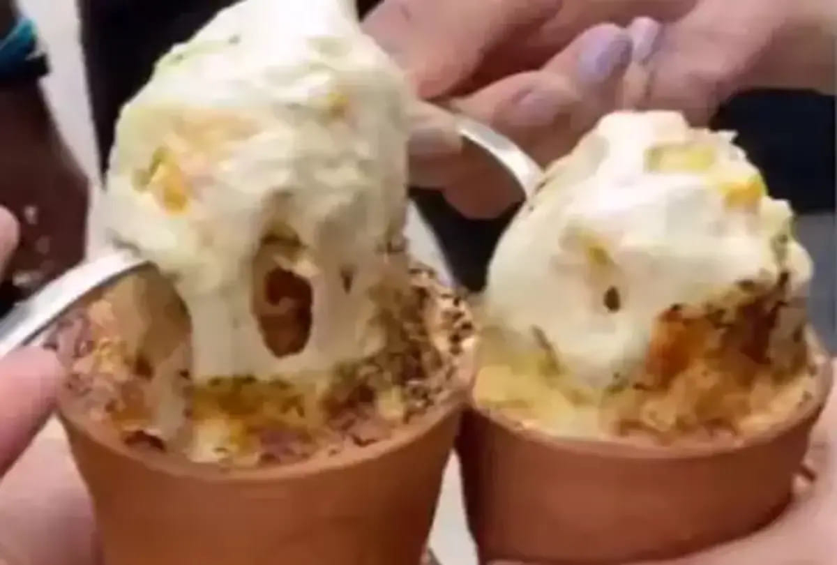 delhi street vendor served new kulhad momos video goes viral