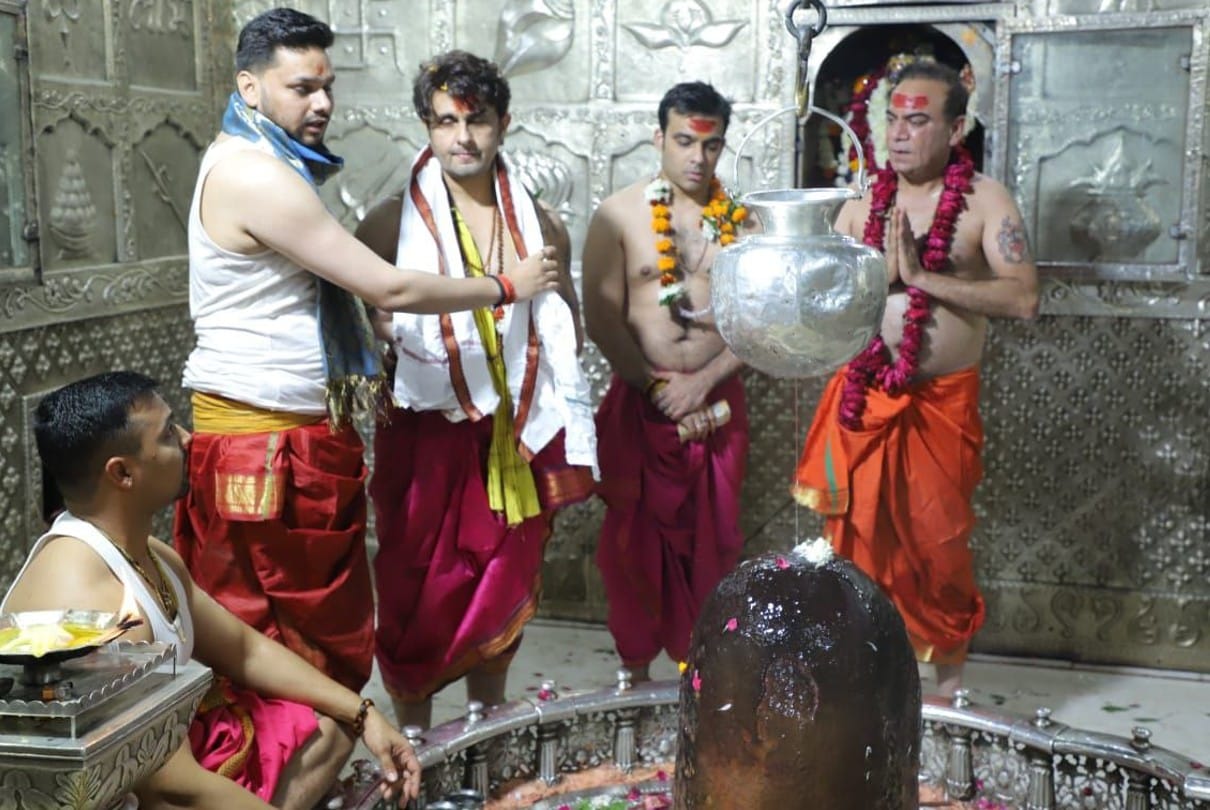 Madhya Pradesh: Sonu Nigam reached Ujjain, did Abhishek after visiting Mahakal... expressed willingness to give support for the hospital