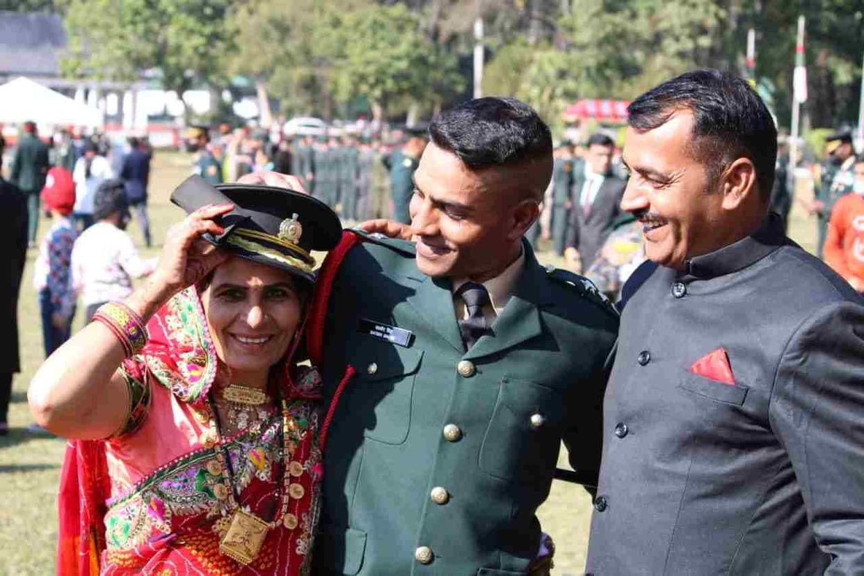 Ladle Satyaveer, who became a lieutenant, was given a grand welcome by the villagers