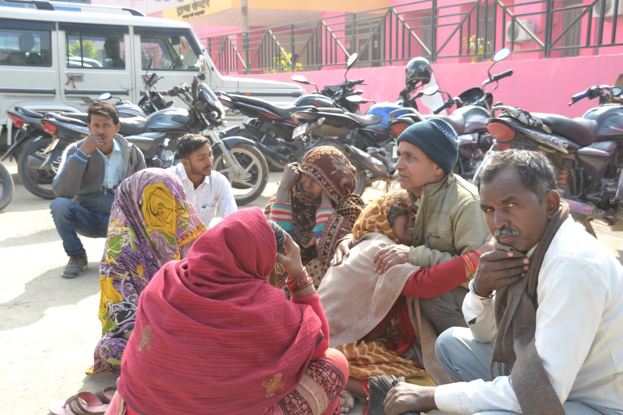 Seven passengers instead of three sat in the auto, the farmer died after falling