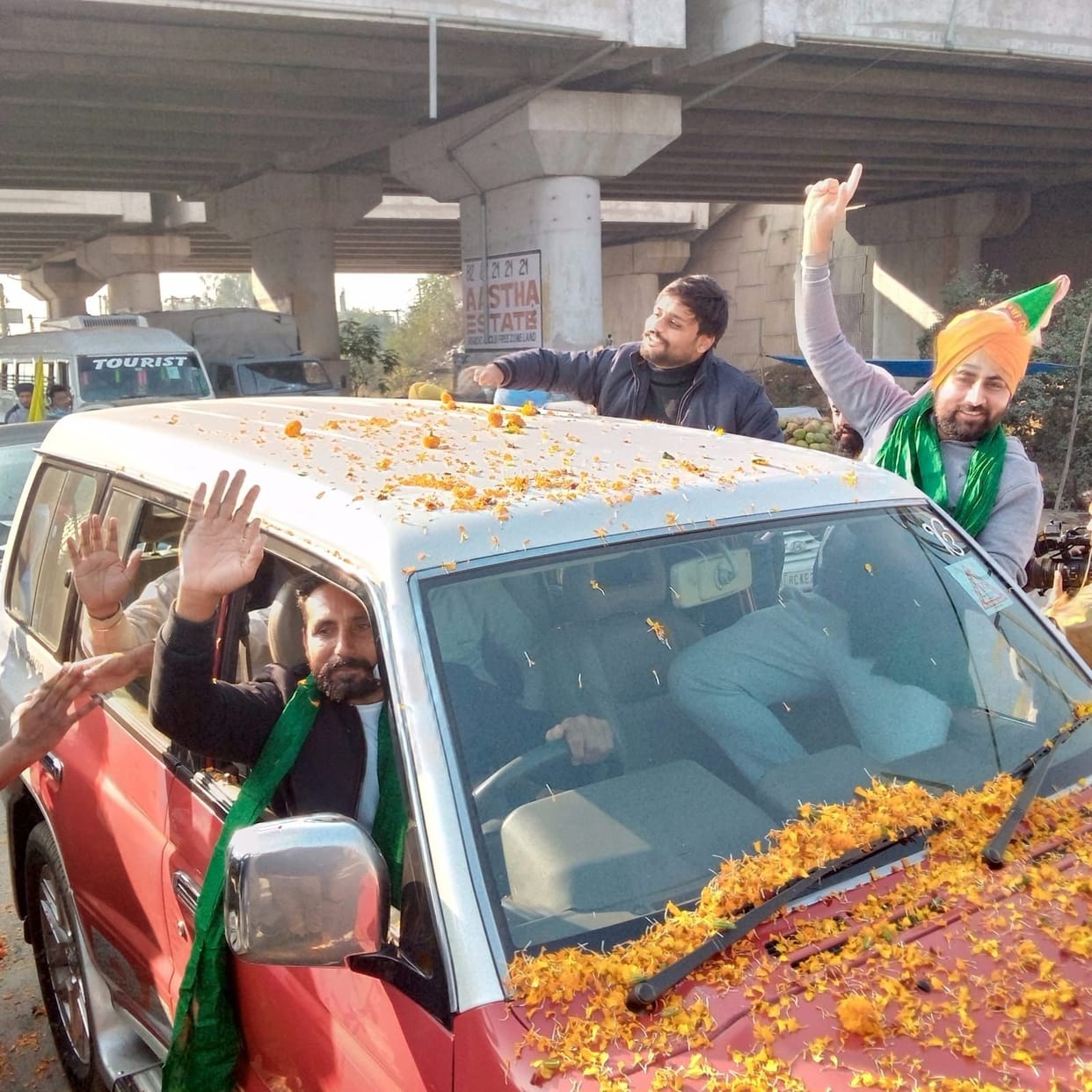 Flowers showered on farmers returning home