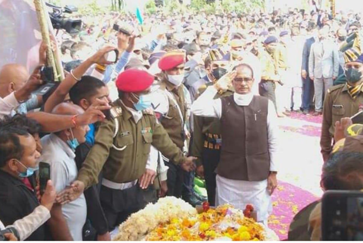 Madhya Pradesh: Massive crowd gathered for the last glimpse of martyr Jitendra in Dhamanda, Chief Minister gave 1 crore honor fund