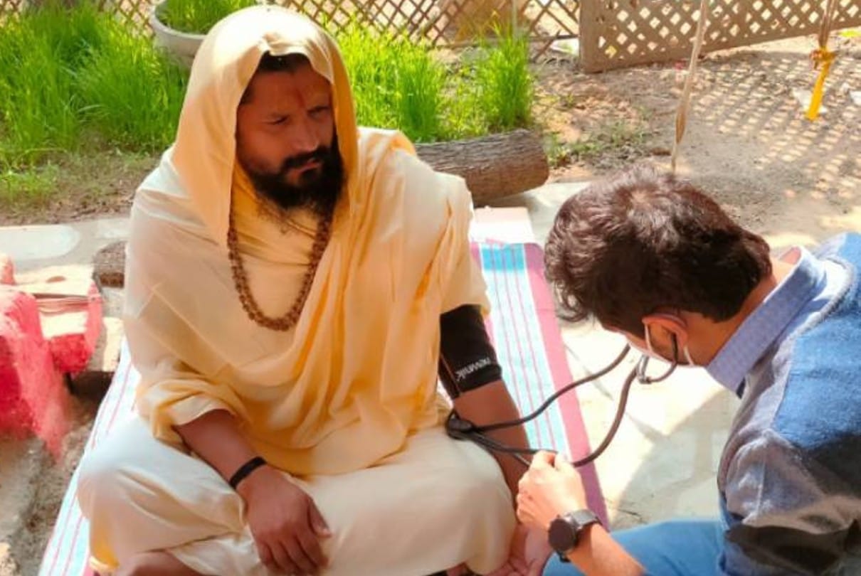 Ujjain: The health of Mahamandaleshwar, who gave up food, deteriorated, got leave after examination in the hospital .. said - I will not take food till Shipra is purified