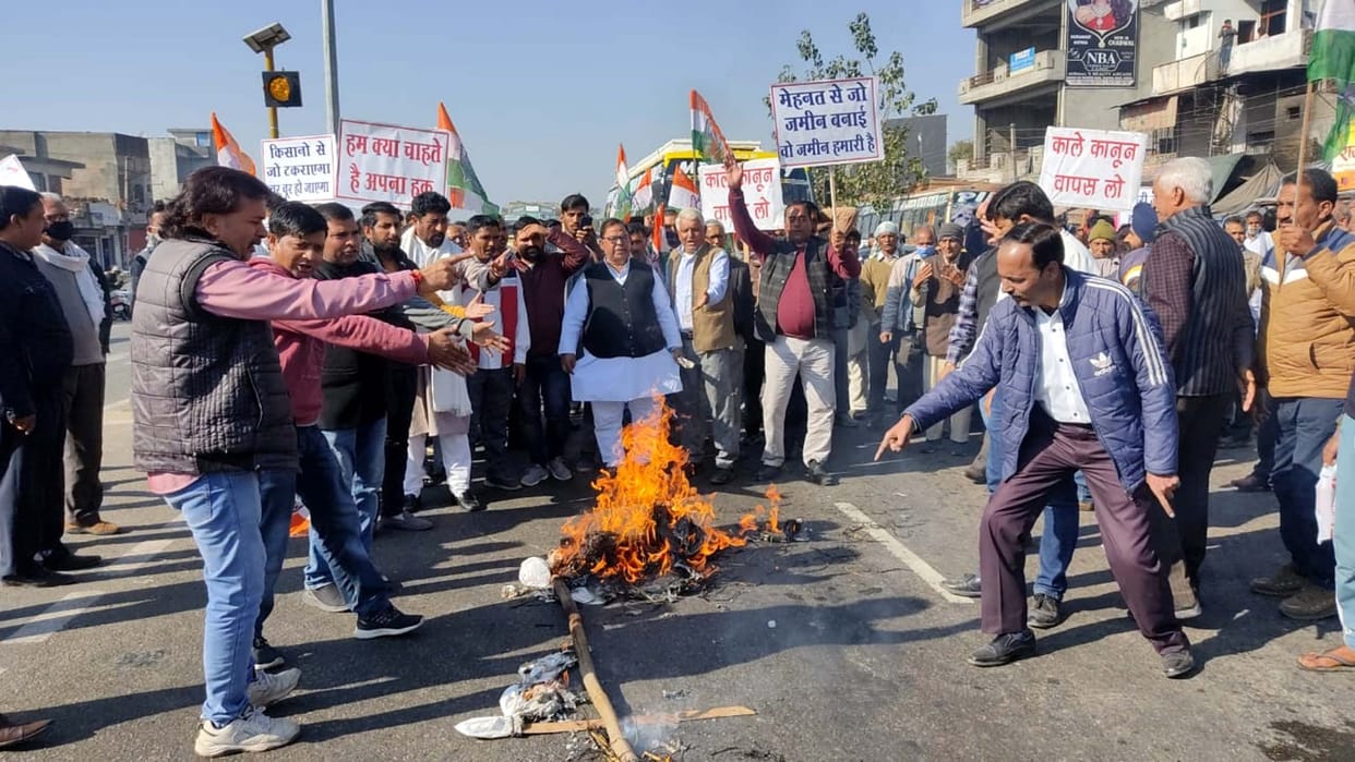 Congress burnt the effigy of the central government on the highway