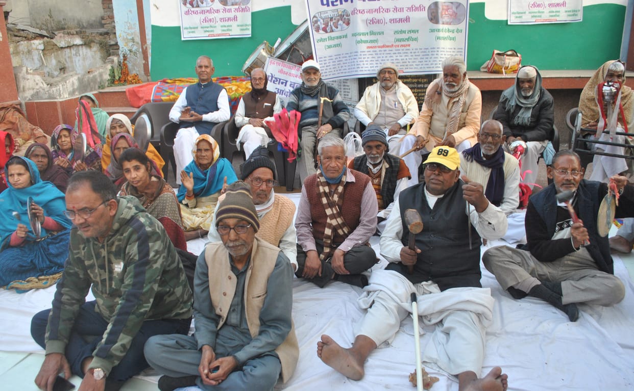 Demand to increase pension by clapping