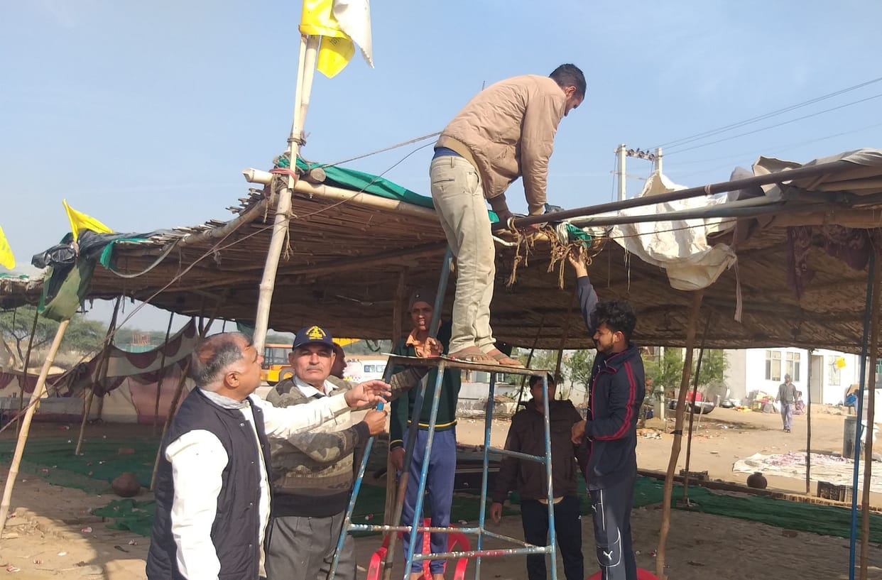 Farmers collected goods after cleaning from Kitlana toll, donated to Gaushala