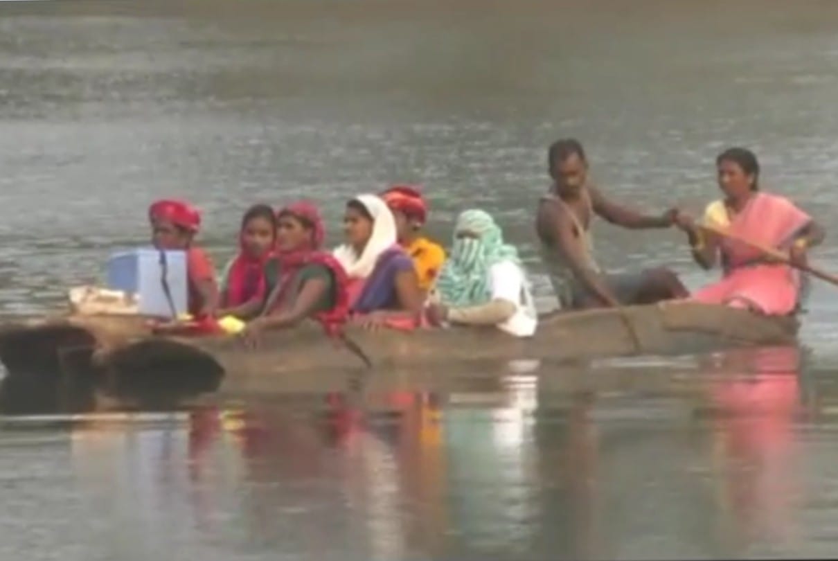 Jabalpur: The workers themselves are reaching the village by boat to apply corona vaccine to the tribals of Dindori