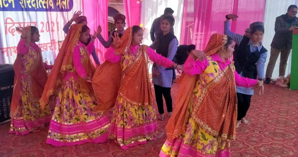 The audience danced on the folk songs