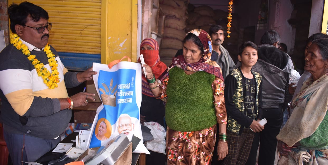 fathepur news,Free gram, salt and refined given to 61 thousand card holders