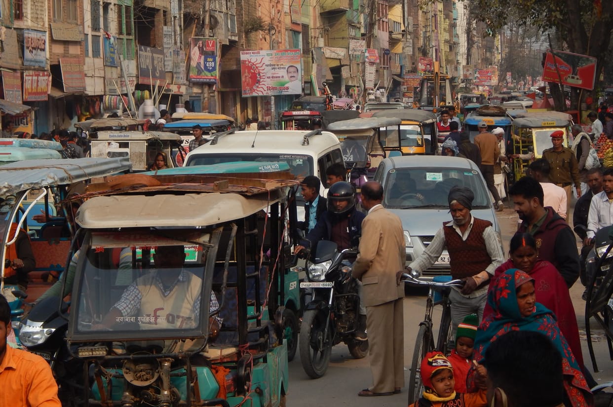 Complete traffic plan on paper, unbridled vehicles on the road