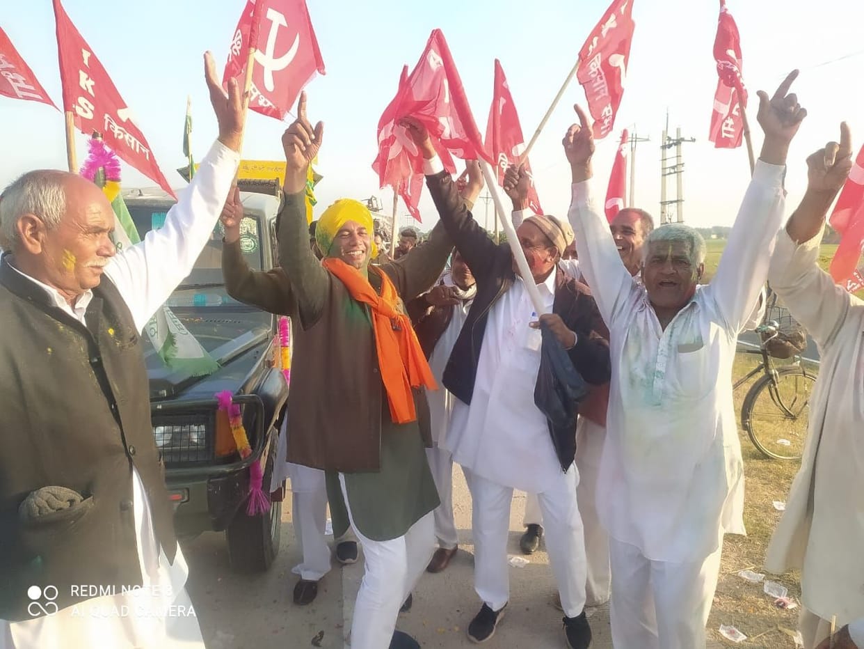 Slogans of unity, the farmers returned dancing to the beat of the dhol