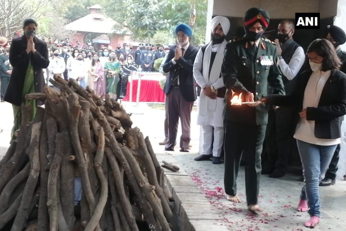 Defence Minister Rajnath Singh paid tribute to Lt Colonel Harjinder Singh who died in the Tamil Nadu chopper crash Live Update