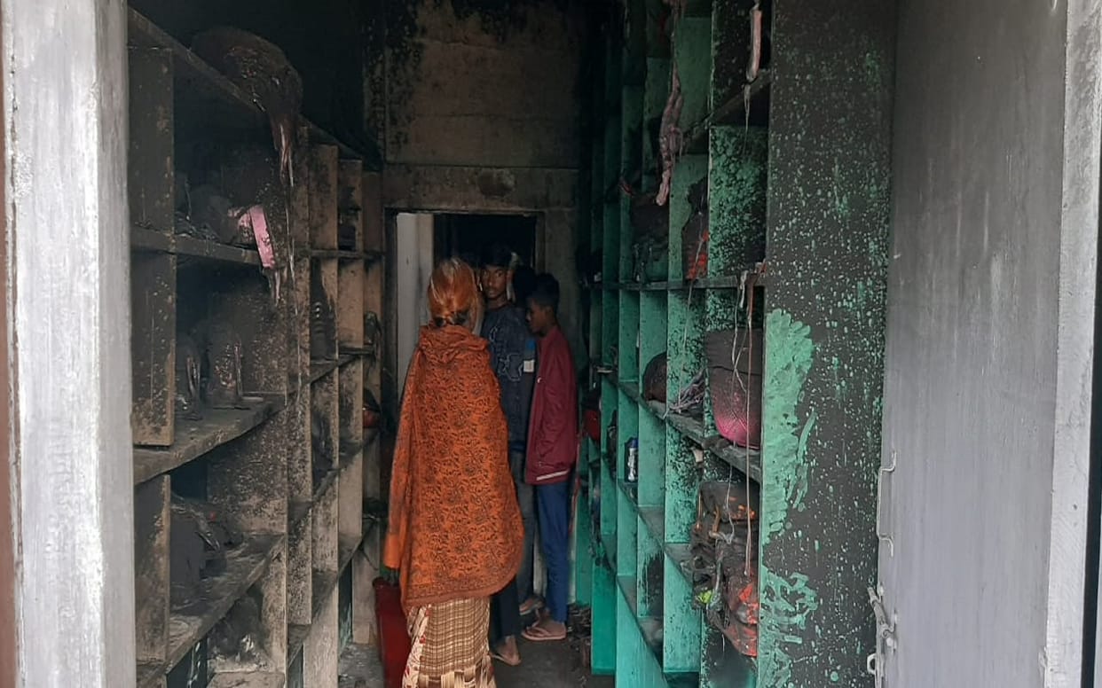 Fire broke out in shop due to unknown reasons in mau people saved life of the shopkeeper by cutting window