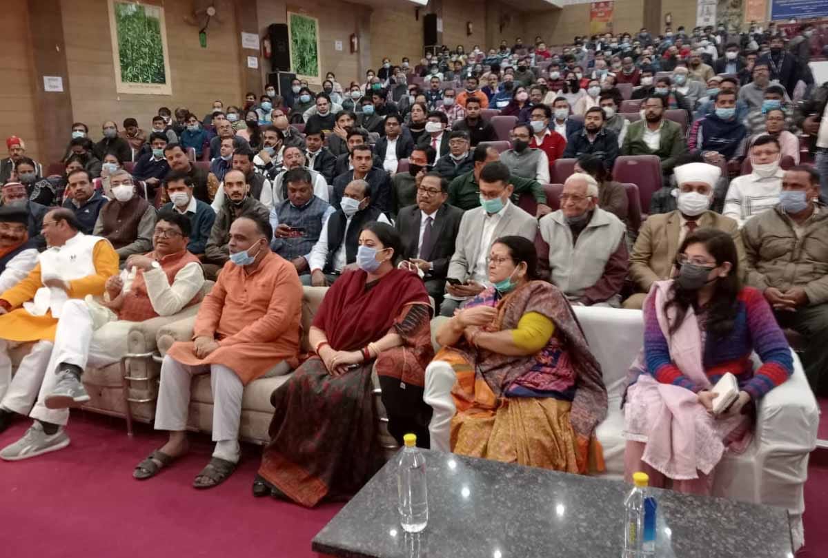 Kanpur: Cabinet Minister Smriti Irani, sitting among the beneficiaries, saw the Prime Minister's virtual program
