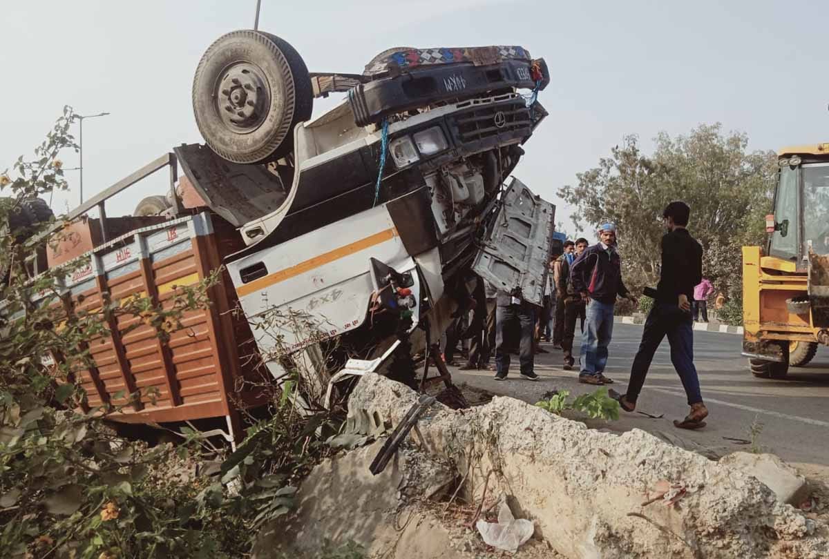Auraiya: DCM overturned uncontrollably due to driver taking nap,  driver died