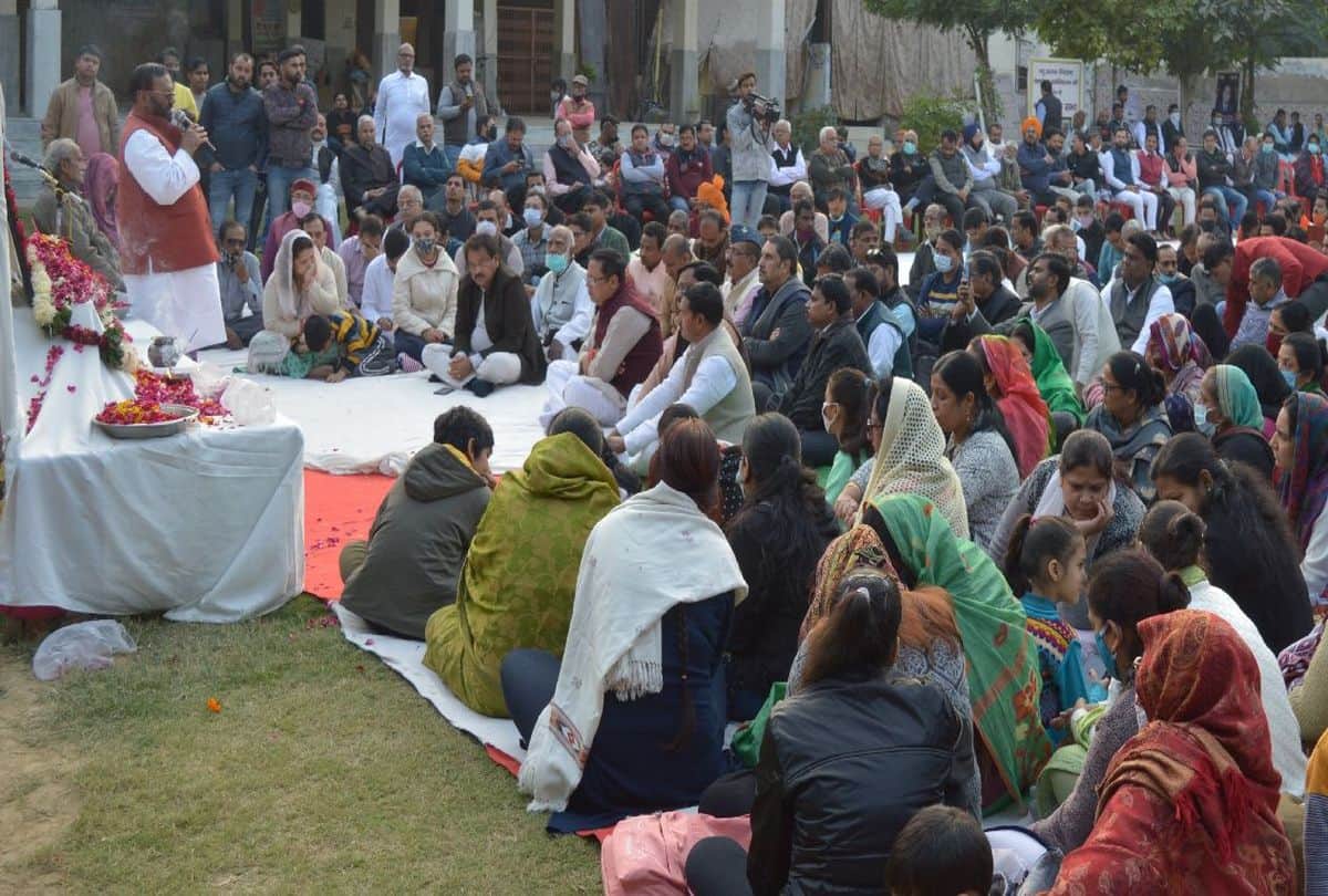 People paid tribute to martyr Wing Commander Prithvi Singh Chauhan in Agra