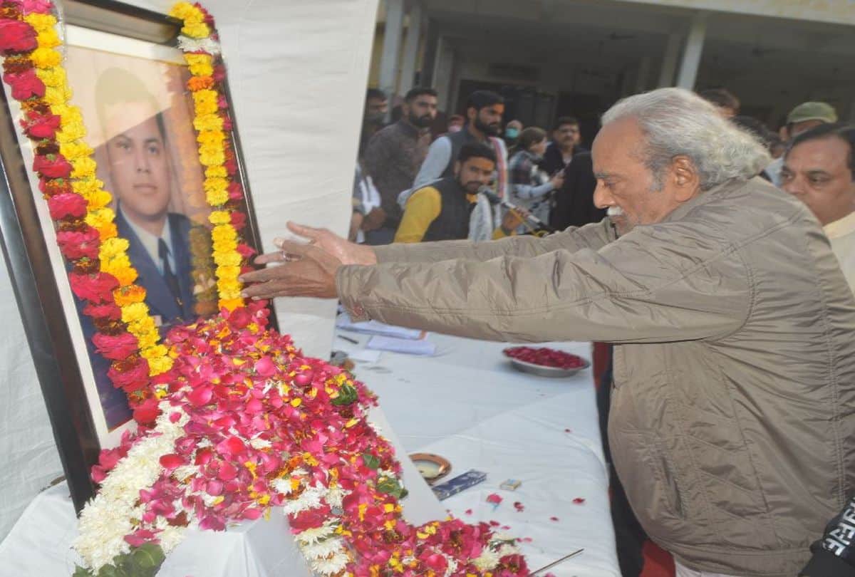 People paid tribute to martyr Wing Commander Prithvi Singh Chauhan in Agra