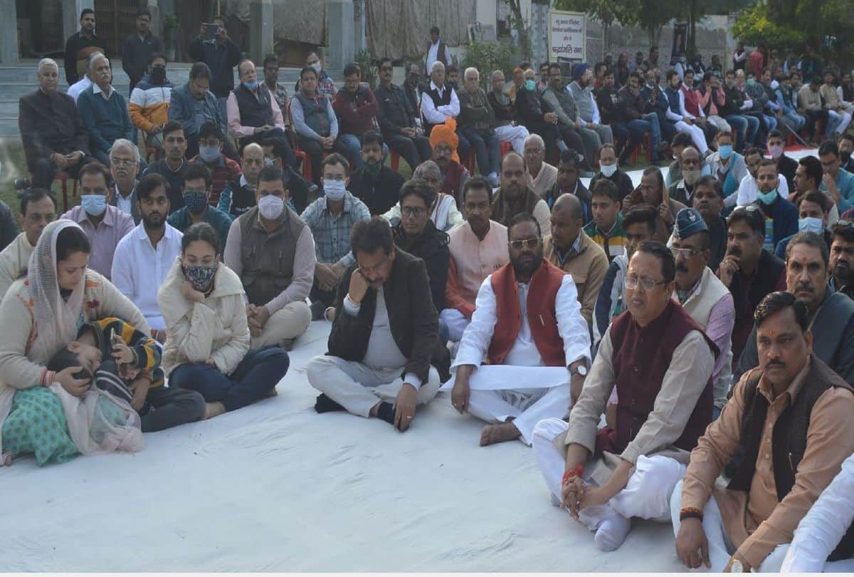 People paid tribute to martyr Wing Commander Prithvi Singh Chauhan in Agra