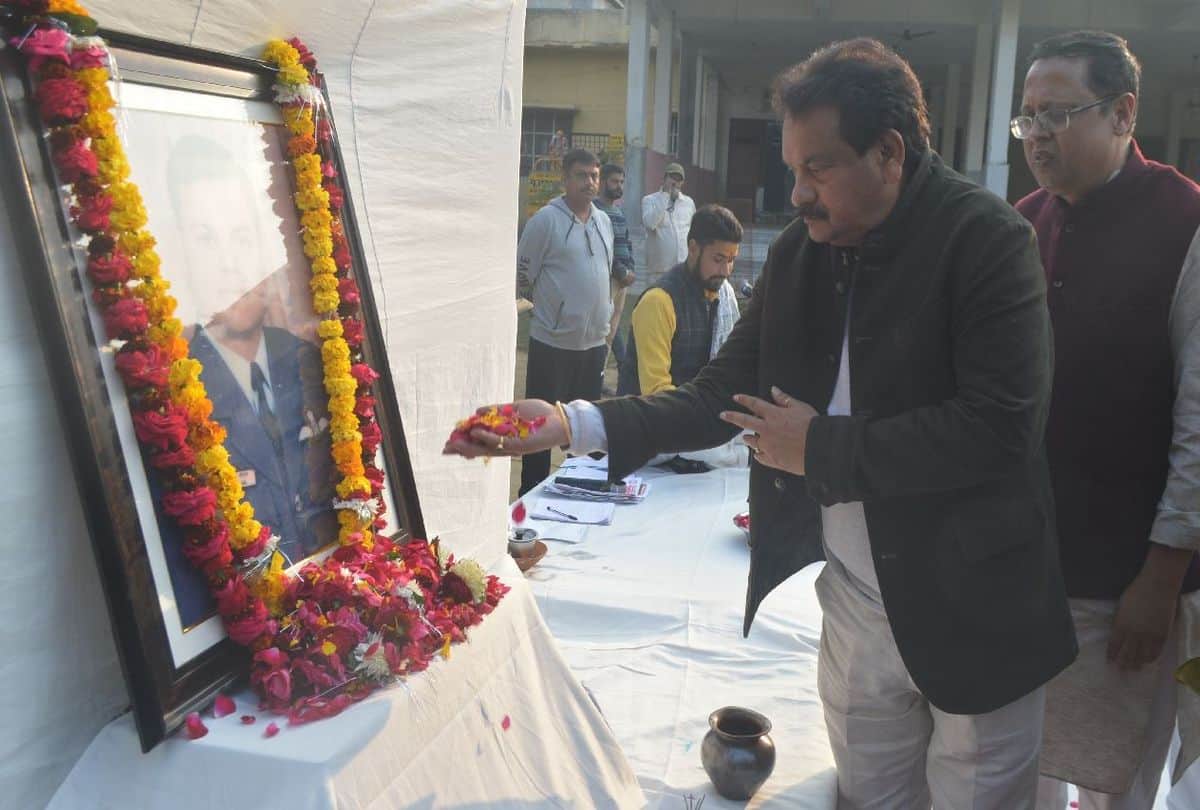 People paid tribute to martyr Wing Commander Prithvi Singh Chauhan in Agra