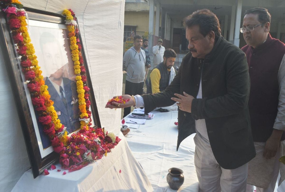 People paid tribute to martyr Wing Commander Prithvi Singh Chauhan in Agra