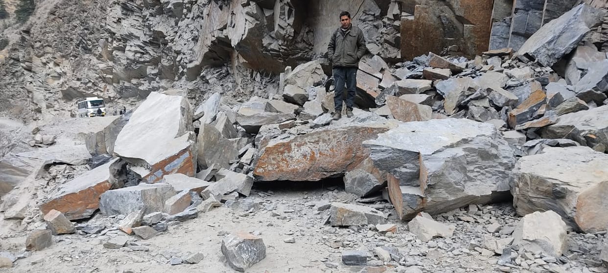 Kullu-Kilaad road blocked due to boulders on road