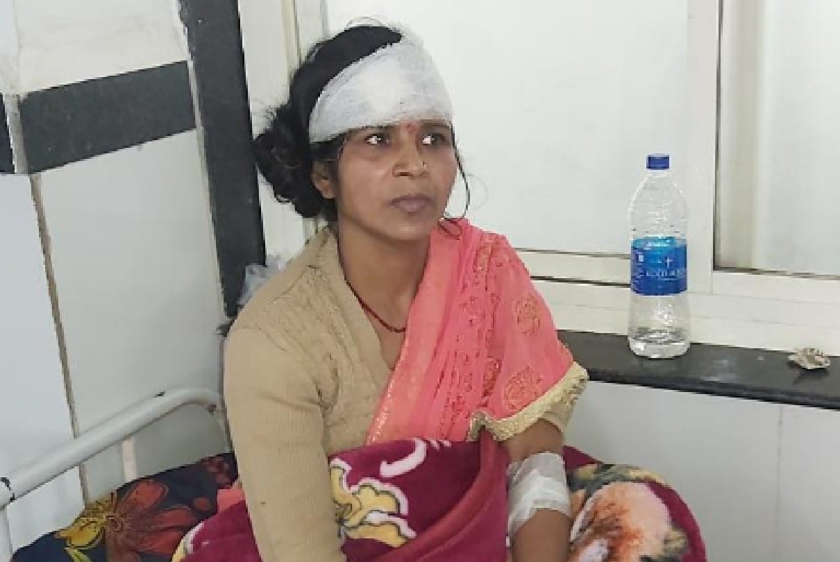 Chhatarpur: A 50-year-old woman was attacked with a shovel for not giving credit, woman's head was torn, admitted to district hospital
