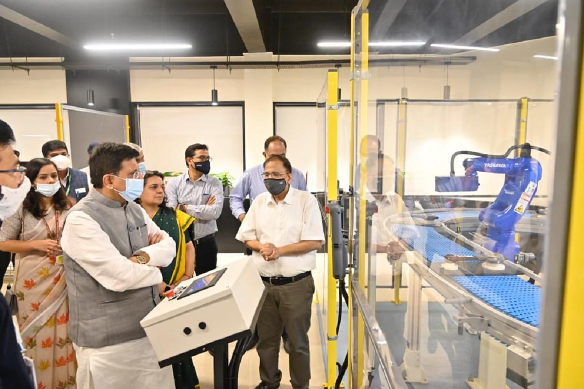 Union Minister Piyush Goyal says less government interference will make startup ecosystem grow in Pune news in Hindi