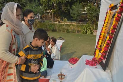 People paid tribute to martyr Wing Commander Prithvi Singh Chauhan in Agra
