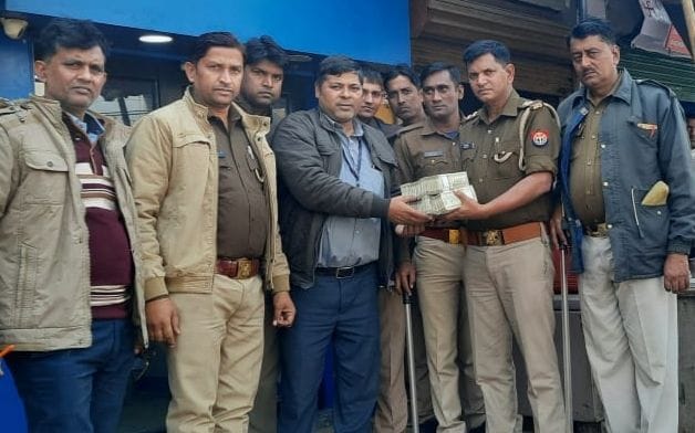 Mathura: Police returned the bag containing Rs 17 lakh