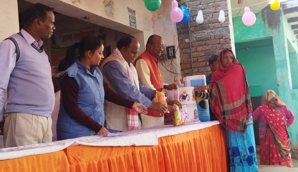 Hathras: Distribution of free food grains to 18,600 cardholders