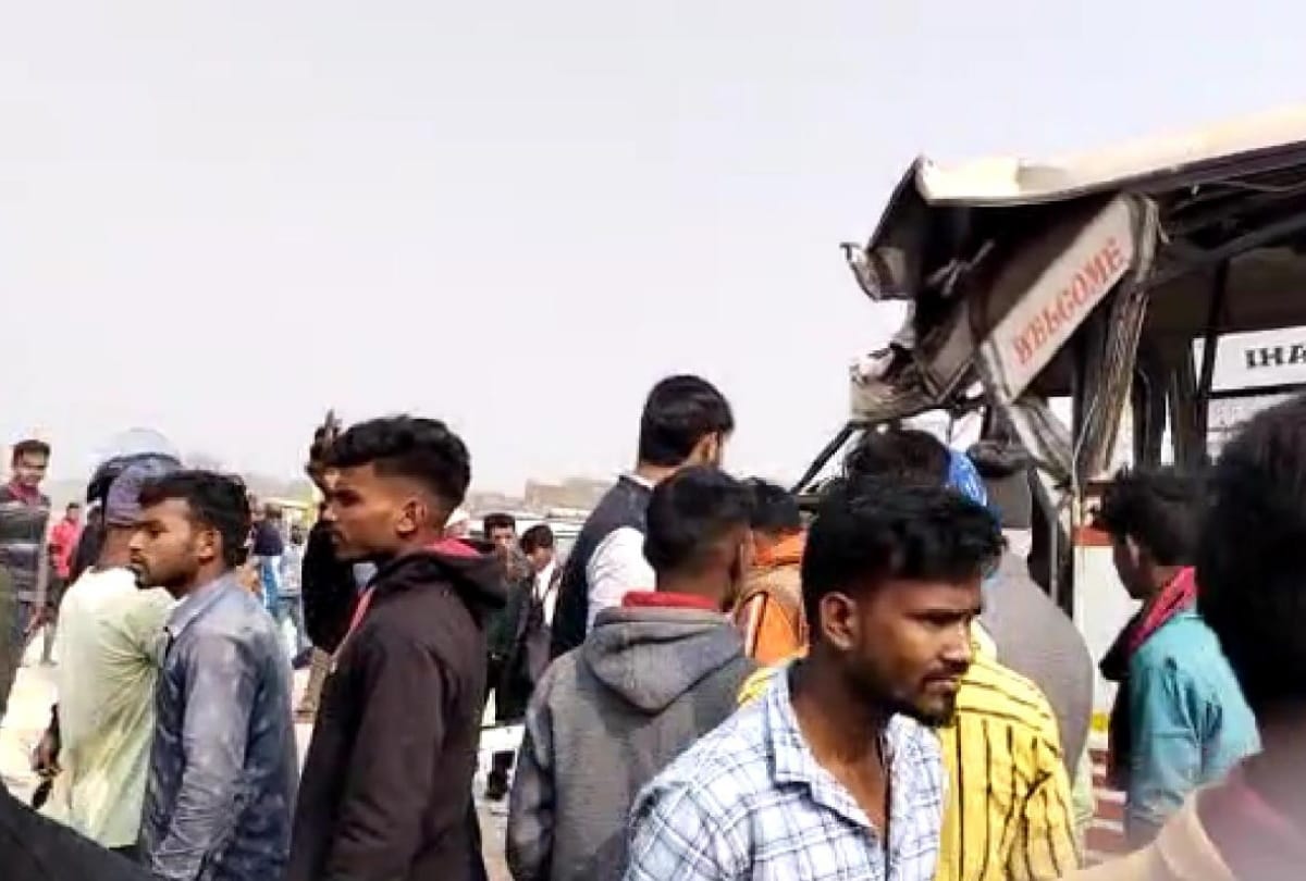 Private bus collided with dumper on highway 15 passengers injured in Gorakhpur