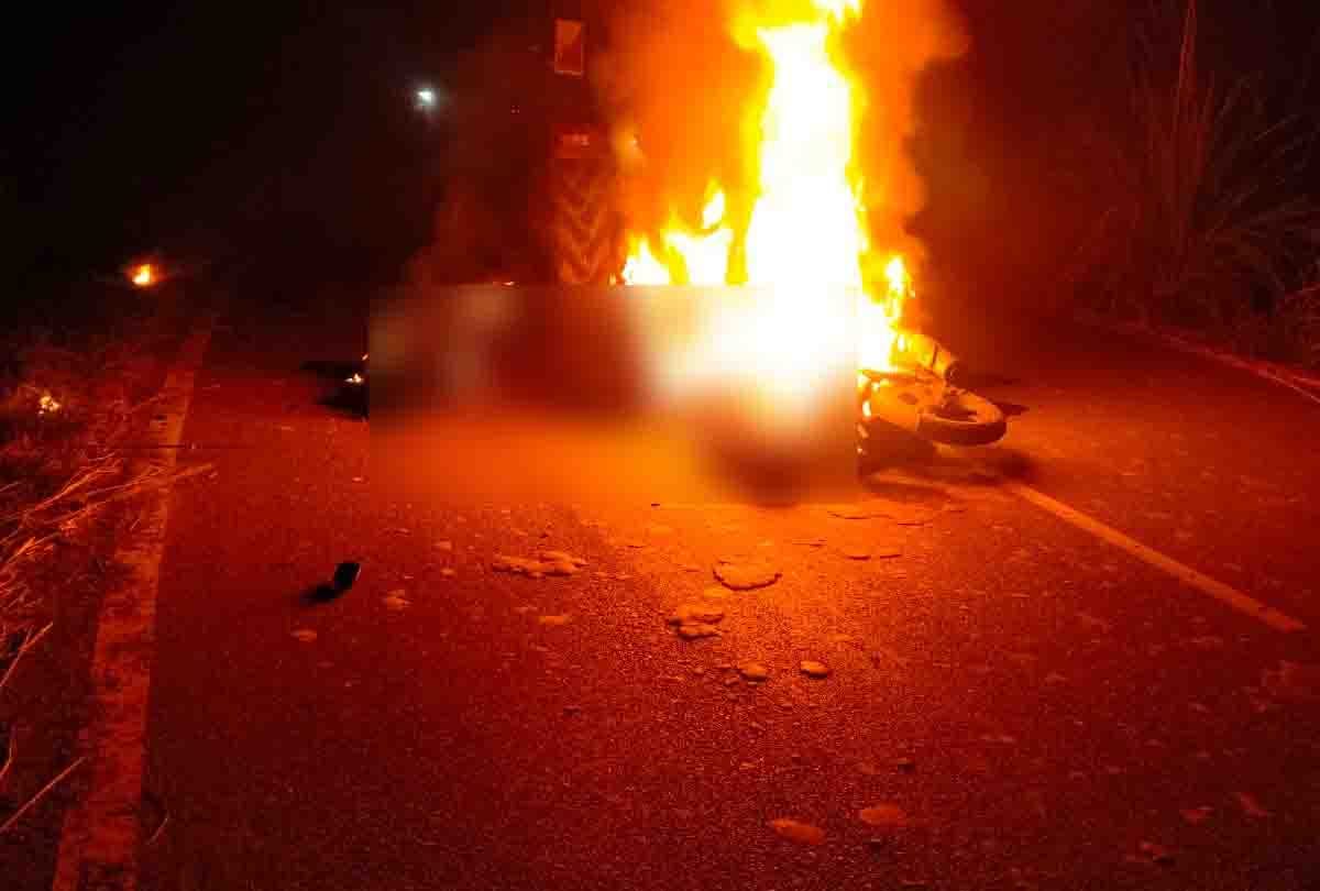 accident in kanpur: Two bike riders burnt alive due to tractor collision