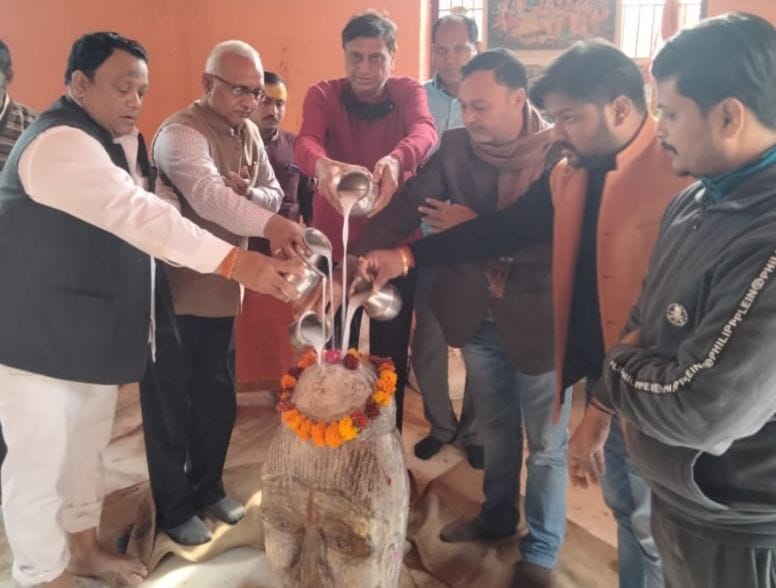 Mathura: Metropolitan BJP performed Jalabhishek in temples, lamps were donated at homes