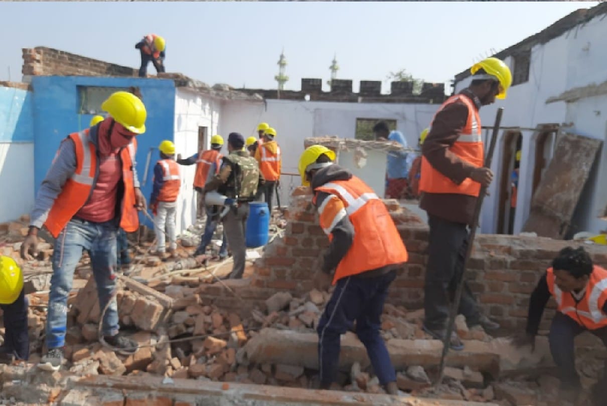 Chhatarpur: Breaking the house of Jappu, the notorious and rewarding criminal of 10 thousand of Kanjreti, is absconding for a long time in an attempt to murder