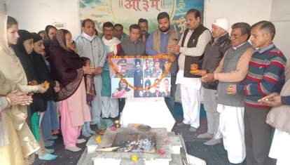 आर्य समाज मंदिर में आयोजित कार्यक्रम के दौरान हेलीकॉप्टर हादसे के शहीदों को श्रद्धांजलि देते आर